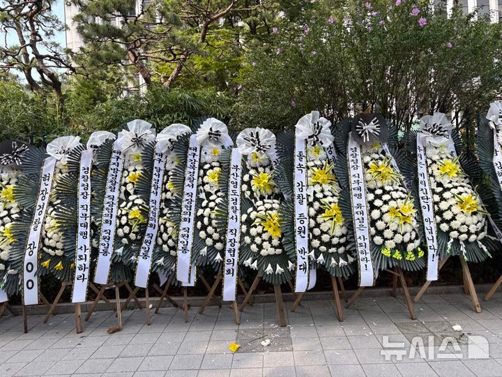 [서울=뉴시스]신유림 기자=3일 오전 서울 서대문구 미근동 경찰청 정문 앞에 정부의 강제 순환인사 방침과 감찰 인력 증원 정책에 반대하는 근조화환이 줄지어 놓여 있다. 2026.08.03. spicy@newsis.c