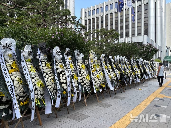 [서울=뉴시스]신유림 기자=3일 오전 서울 서대문구 미근동 경찰청 정문 앞에 정부의 강제 순환인사 방침과 감찰 인력 증원 정책에 반대하는 근조화환이 줄지어 놓여 있다. 2026.08.03. spicy@newsis.c