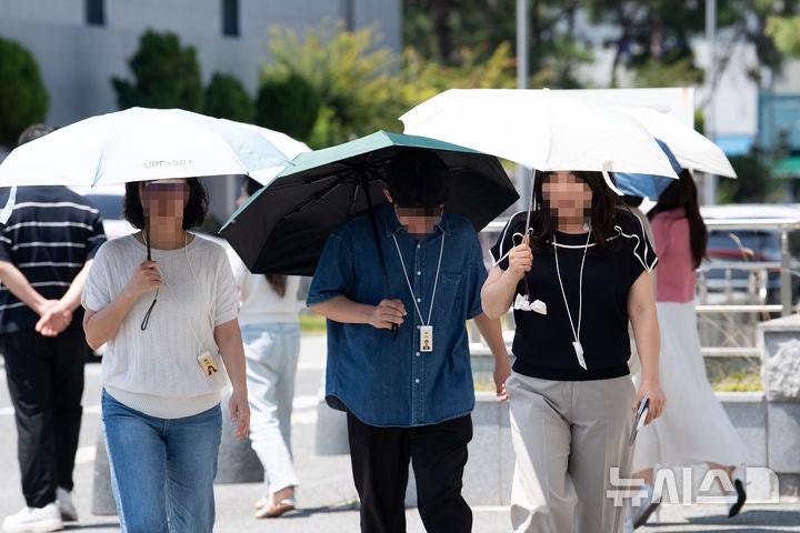 내일 39도까지 오른다…기상청, 서울·경기 첫 ‘<b>폭염중대경보</b>’ 발효
