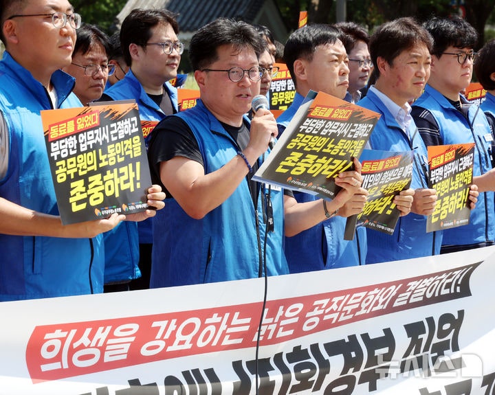 [서울=뉴시스] 박영태 기자 = 이철수 국가공무원노조위원장이 3일 서울 종로구 청와대 분수대 앞에서 기후에너지환경부 소속 직원 사망관련 진상규명 및 대책마련 촉구 기자회견에서 발언하고 있다.2026.08.03.