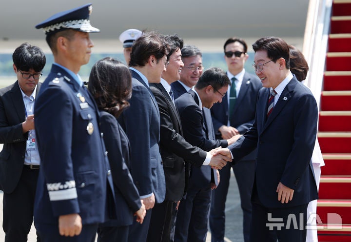 악수하는 이재명 대통령과 <b>강훈식</b> <b>비서실장</b>