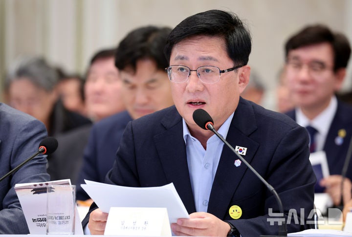 기후<b>장관</b>, 전력망 반대 주민 의견 수렴…피해지역 우선 지원