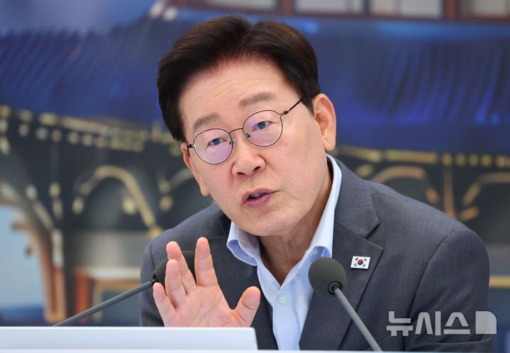 이 대통령, '北 주적 말고 <b>조선</b> 호칭' <b>정동영</b>에 "정쟁 될 수 있어 신중해...
