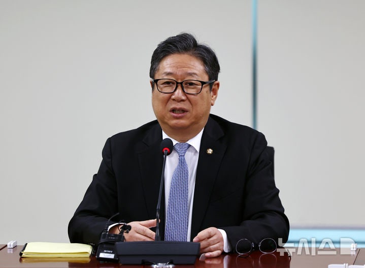 與 <b>황희</b> "<b>버스 하우스</b> 제안…이동 용이한 장점도 있을 것"