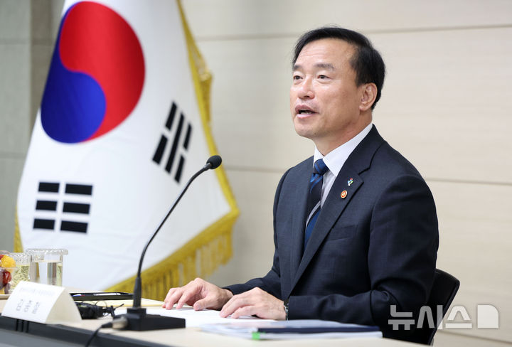 [과천=뉴시스] 김선웅 기자 = 김종철 방송미디어통신위원장이 15일 경기 과천시 정부과천청사 방송미디어통신위원회에서 취임 6개월을 맞아 출입기자단과 간담회를 하고 있다. 2026.06.15. mangusta@news