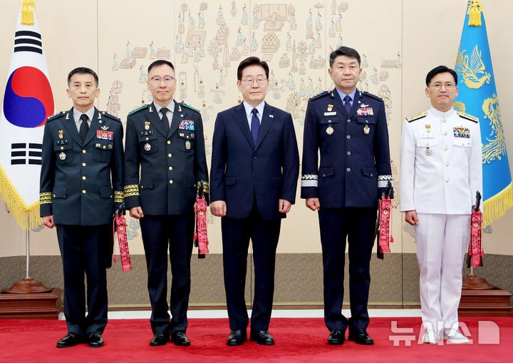<b>이 대통령</b>, 軍 장성 진급자들에게 <b>삼정검</b> 수치 <b>수여</b> [뉴시스Pic]