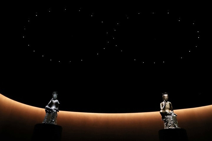 [서울=뉴시스] 박진희 기자 = 국립중앙박물관이 11일 서울 용산구 국립중앙박물관 상설전시관에서 반가사유상 전시 '사유의 방' 언론공개 행사를 열어 금동반가사유상을 공개하고 있다.이번 전시는 국보 반가사유상 2점을