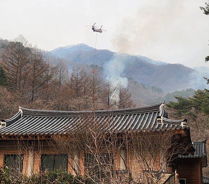 [산청=뉴시스] 서희원 기자= 28일 오전 9시30분깨 경남 산청군 시천면 덕산사 해우소 뒷쪽에 소방헬기가 긴급 투입돼 산불을 진화하고 있다.2025.03.28.*재판매 및 