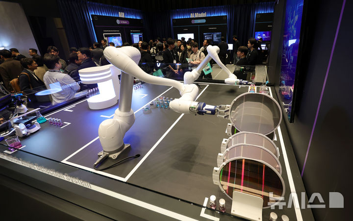 [서울=뉴시스] 홍효식 기자 = 3일 서울 강남구 코엑스에서 열린 'SK AI SUMMIT 2025'에 AI와 제조 분야의 융합 플랫폼이 전시되어 있다.2025.11.03.