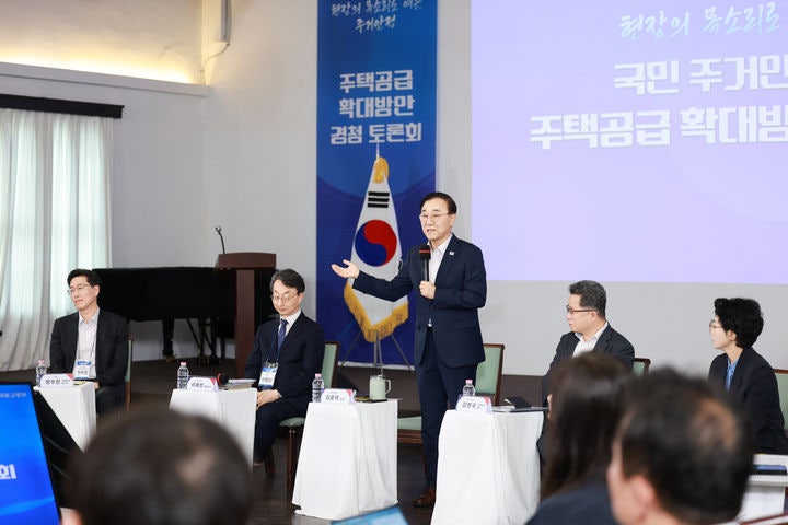 [서울=뉴시스] 김윤덕 국토교통부 장관이 14일 서울 중구 정동 1928 아트센터에서 열린 주택공급 확대 방안 경청 토론회에서 발언하고 있다.(사진=국토부 제공)  *재판매 및 DB 금