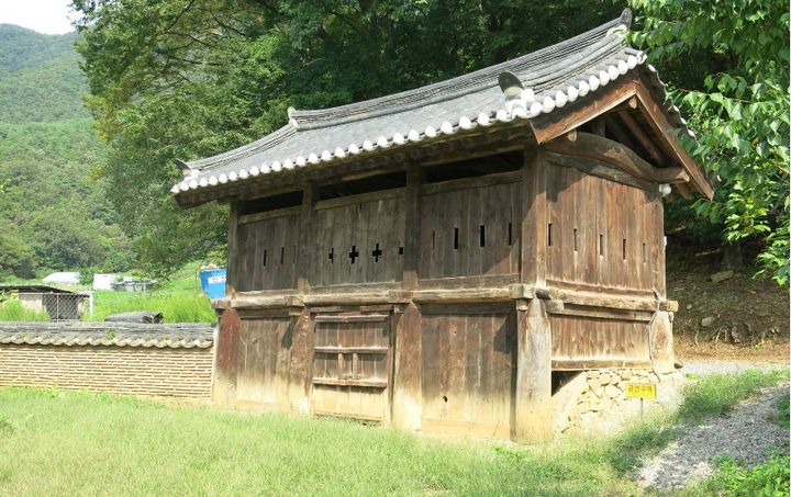 [서울=뉴시스] 영월 보덕사 해우소 전면 (사진=국가유산위원회 제2차 민속문화유산분과 회의자료 갈무리) 2026.07.15.*재판매 및 DB 금지