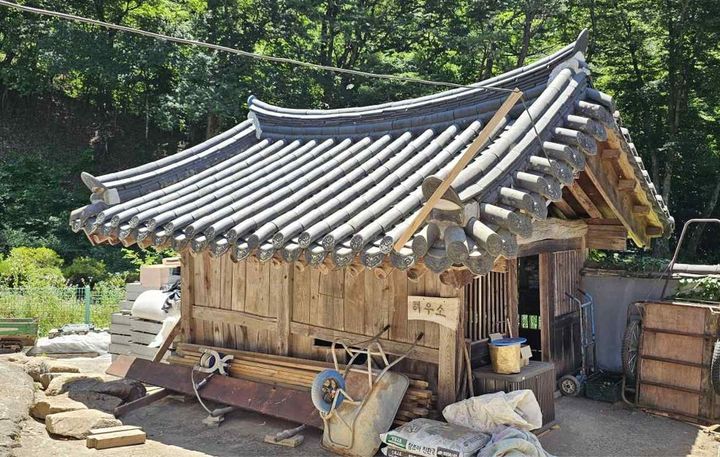 [서울=뉴시스] 합천 해인사 국일암 해우소 전면 (사진=국가유산위원회 제2차 민속문화유산분과 회의자료 갈무리) 2026.07.15.*재판매 및 DB 금지