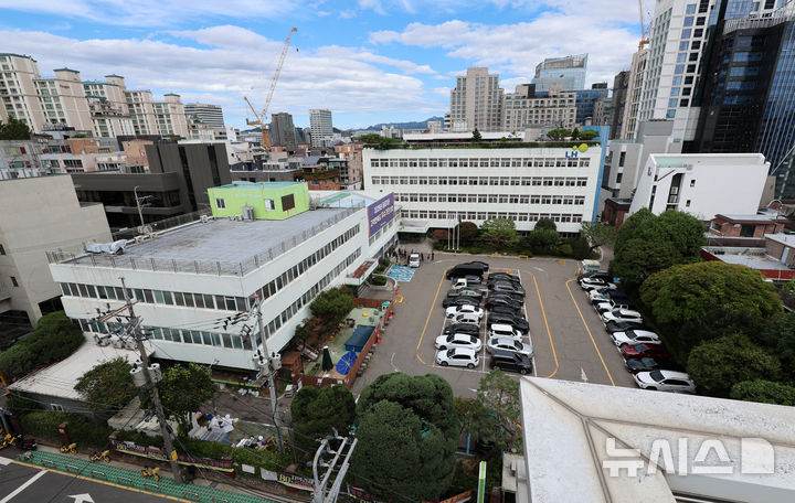 [서울=뉴시스] 이영환 기자 = 9일 서울 강남구 한국토지주택공사(LH) 서울지역본부가 보이고 있다.정부가 이르면 8월 중순 수도권에 5만가구 이상을 추가 공급하는 주택 대책을 내놓을 예정이다.서울에서는 대규모 신