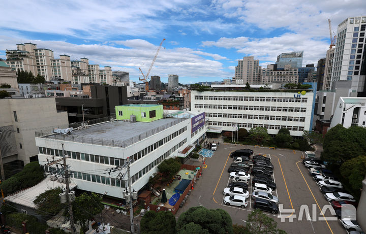 [서울=뉴시스] 이영환 기자 = 9일 서울 강남구 한국토지주택공사(LH) 서울지역본부가 보이고 있다.정부가 이르면 8월 중순 수도권에 5만가구 이상을 추가 공급하는 주택 대책을 내놓을 예정이다.서울에서는 대규모 신
