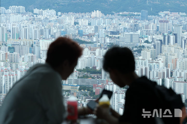 [서울=뉴시스] 김명년 기자 = 정부가 이르면 이달 중순 수도권에 5만 가구 이상을 추가 공급하는 주택 공급대책을 내놓을 것으로 전망되는 가운데 9일 오후 서울 도심 아파트 단지가 보이고 있다.신규 공급 후보지로는