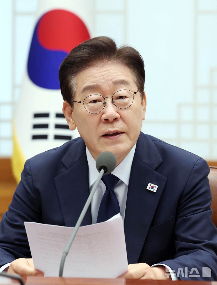 이 <b>대통령</b> "<b>메가프로젝트</b> 속도전 넘어 전격전…광주 군공항 기능 2028년...