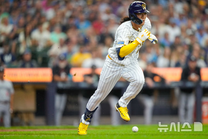'밀워키 이적' MLB <b>배지환</b>, 2루수로 교체 출전해 <b>번트 안타</b>