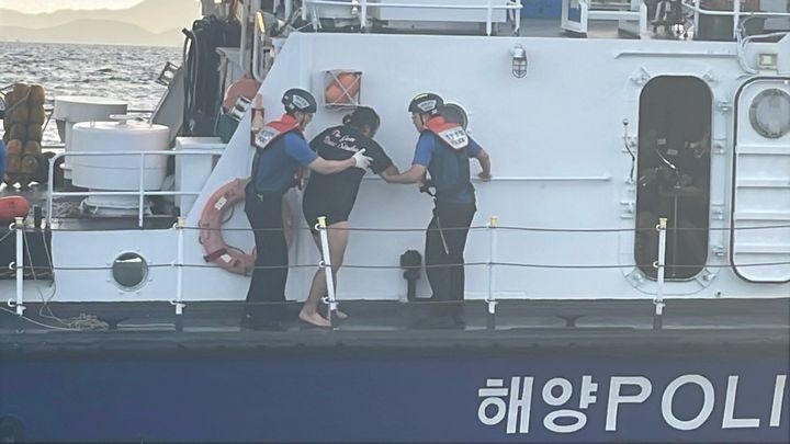 <b>인천 앞바다</b> 연락두절 모터<b>보트</b> 승선원 3명 전원 구조