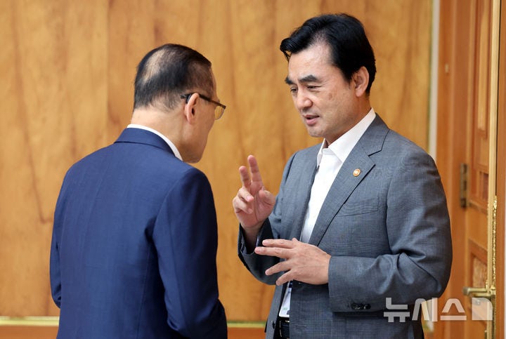 <b>대화</b>하는 <b>안규백</b>-<b>위성락</b>