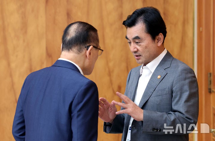 <b>대화</b>하는 <b>안규백</b>-<b>위성락</b>