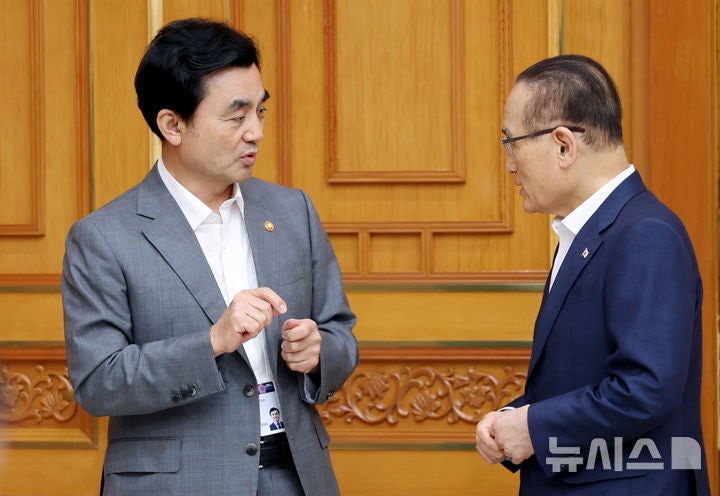 <b>대화</b>하는 <b>안규백</b>-<b>위성락</b>