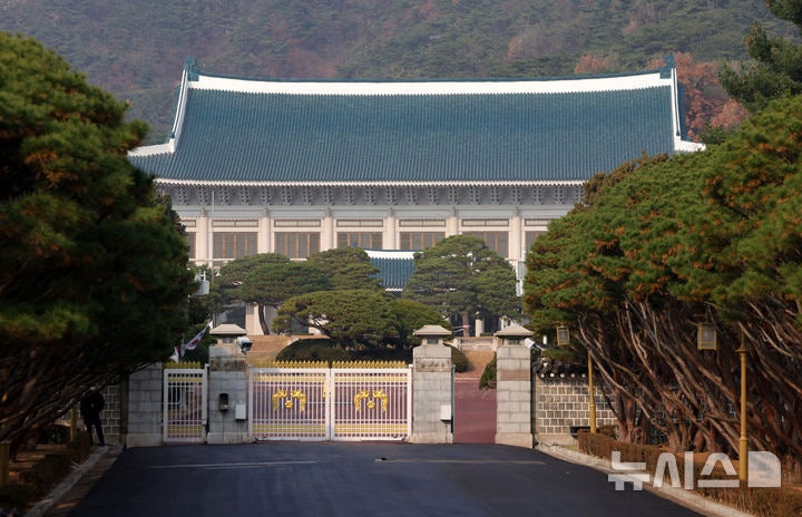 이 대통령, '불법 증축 논란' <b>김상호</b> 靑 <b>춘추관장 면직</b>안 재가