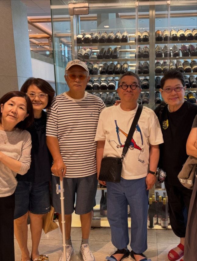 <b>시각장애</b> 4급 판정 <b>송승환</b>, <b>지팡이</b> 짚고 외출