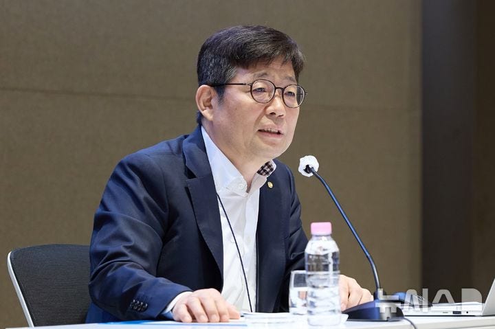 <b>한은</b> 부총재 "향후 일별 통관 수출 등 검토해 <b>금리 인상</b>"