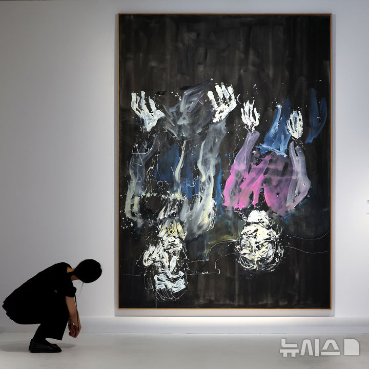 [서울=뉴시스] 박진희 기자 = 세화미술관은 12일 서울 종로구 세화미술관에서 독일 신표현주의 대표 작가 게오르그 바젤리츠(Georg Baselitz) 회고전 기자간담회를 갖고 작품 '빨강,주황,<a href=