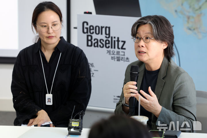 [서울=뉴시스] 박진희 기자 = 안미희(오른쪽) 세화미술관 관장과 선우지은 전시기획팀장이 12일 서울 종로구 흥국생명빌딩 내 세화미술관에서 독일 신표현주의 대표 작가 게오르그 바젤리츠(Georg Baselitz) 회