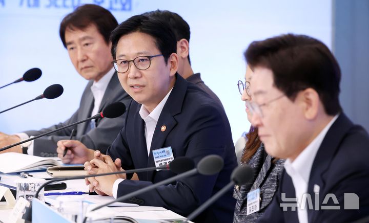 [서울=뉴시스] 조성봉 기자 = 배경훈 부총리 겸 과학기술정보통신부 장관이 12일 청와대에서 열린 미래성장동력 7대 SEED 보고회에서 정책 발표를 하고 있다. 2026.08.12. suncho21@newsis.co