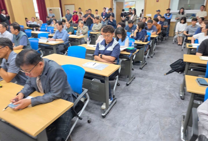 13일 태백시농업기술센터 대회의실에서 개최된 ‘스마트 축산단지 주민설명회’에서 시민들이 사업의 타당성 문제에 대해 질문하고 있다.(사진=뉴시스) *재판매 및 DB 금지