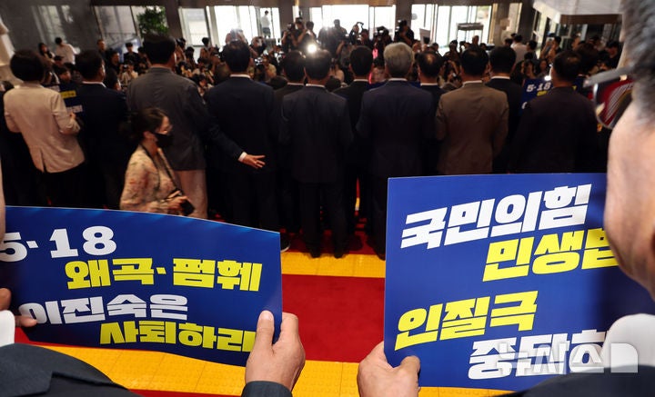與 "<b>이진숙</b>, <b>5·18 폄훼</b> 행사 강행시 즉각 제명 결의안 제출할 것"