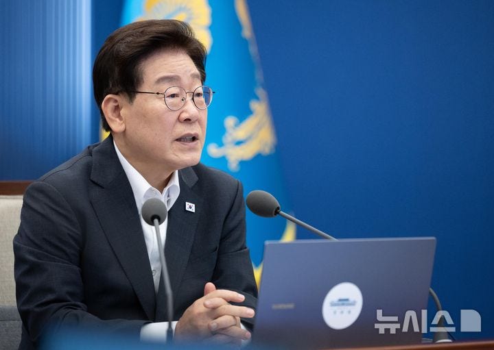 <b>이 대통령</b> "선택적 <b>모병제</b> 도입해 국방개혁 빠르고 빈틈없이 추진해야"
