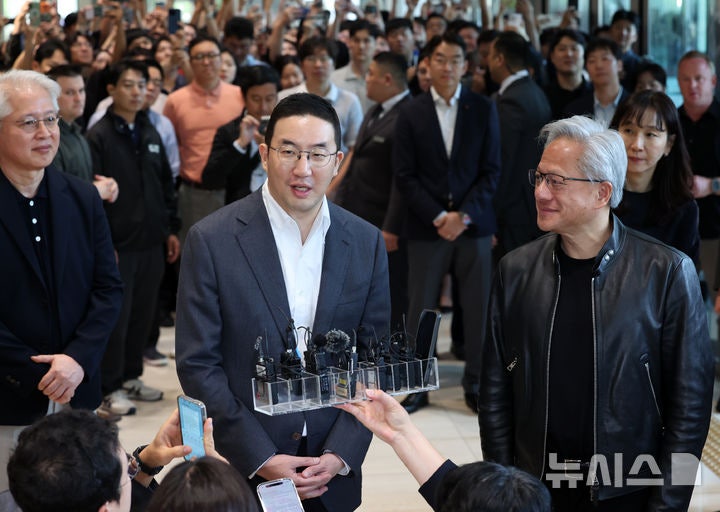 <b>구광모</b>-<b>젠슨황 회동</b>…LG전자, 장 초반 4%대 강세