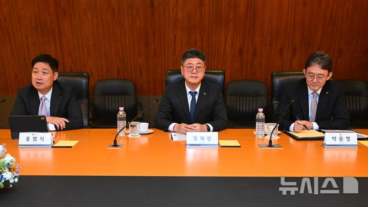 [서울=뉴시스] 조성우 기자 = 홈범식(왼쪽) LG유플러스 대표가 23일 서울 중구 SKT타워에서 열린 배경훈 부총리 겸 과학기술정보통신부 장관-이동통신 3사 CEO 간담회에서 발언하고 있다. 왼쪽부터 홍범식 LG유