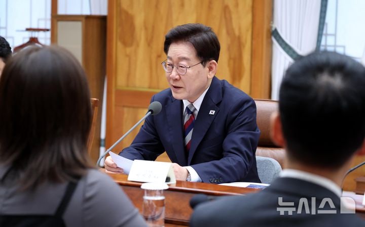 이 <b>대통령</b> "4년 중임 또는 연임제 개헌이 일관된 제 입장…필요하다면 ...