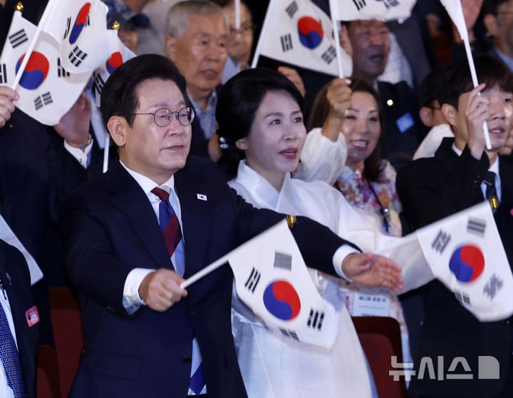 이 대통령 "'대체불가 대한민국'이라는 새 <b>광복</b>의 역사 국민과 함께 쓸...