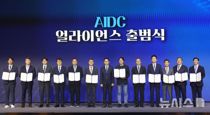 [서울=뉴시스] 황준선 기자 = 배경훈(왼쪽 일곱 번째) 부총리 겸 과학기술정보통신부 장관을 비롯한 분과 위원들이 29일 오후 서울 중구 롯데호텔에서 열린 AIDC 얼라이언스 출범식에서 위촉장을 수여받은 뒤 기념촬영