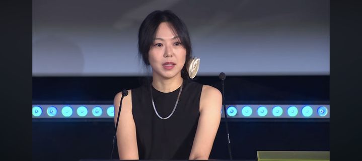 '<b>로카르노</b> 연기상' <b>김민희</b>, 아들 언급하며 '울컥' "사랑하는 마음"