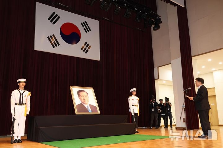 <b>김대중</b>평화센터, DJ <b>서거</b> 17주기 <b>추모식</b>…국회의장·여야대표 참석