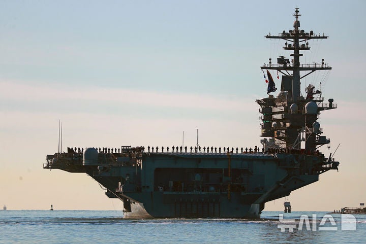 [샌디에이고=AP/뉴시스]2021년 1월 3일 샌디에이고에서 출항하는 항공모함 USS 에이브러햄 링컨(CVN-72)의 갑판에 해군과 해병대원들이 줄지어 서 있다.2021.01.03.