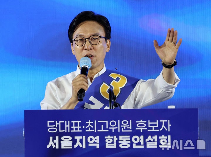 <b>김민석</b> '<b>탁자 위 신발</b>' 사진에 "스트레칭한 것…누가 찍었는지 이해 안...