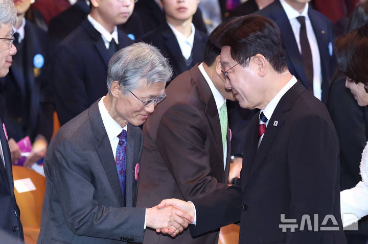 靑, <b>조희대 대법관</b> '<b>서면 제청</b>'에 불편한 기류…송영길 "탄핵 사유 늘어...