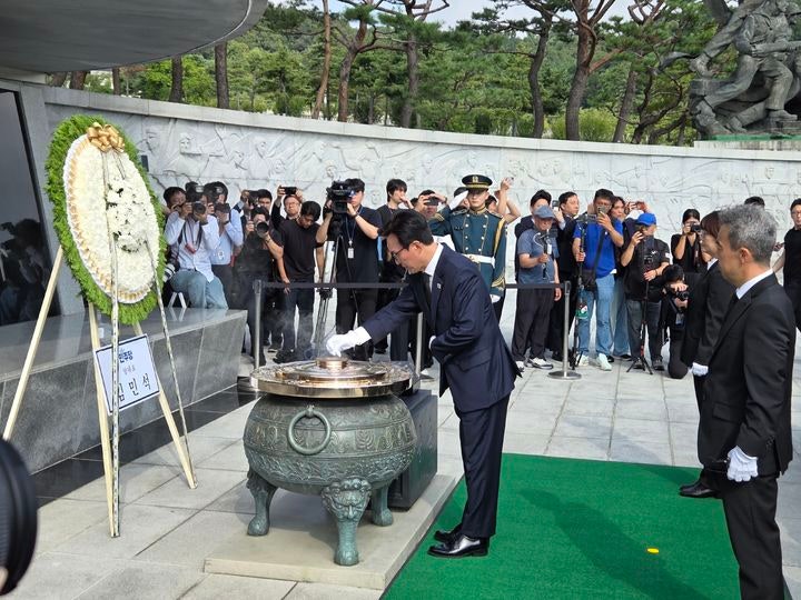 <b>김민석</b>, 현충원 <b>참배</b>…"민주, 대한민국 황금시대 기관차 될 것"