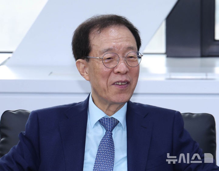 <b>이석연</b> 국민통합위원장 "이 <b>대통령</b>, 민주당 <b>탈당</b>해야…지금이 적기"