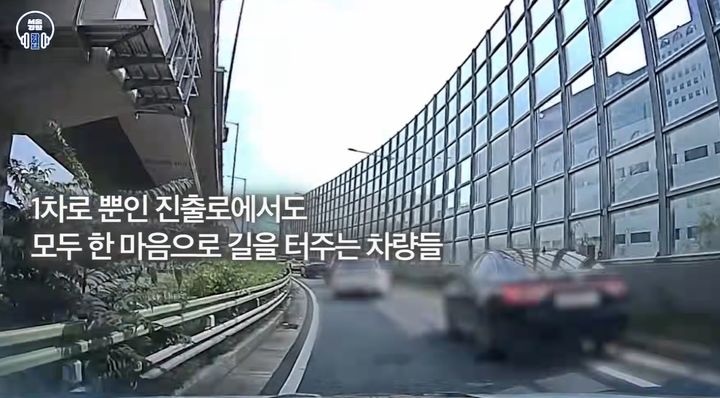 [서울=뉴시스]경찰이 꽉 막힌 도로 위에서 확성기 등으로 안내 방송을 하자,<a href=