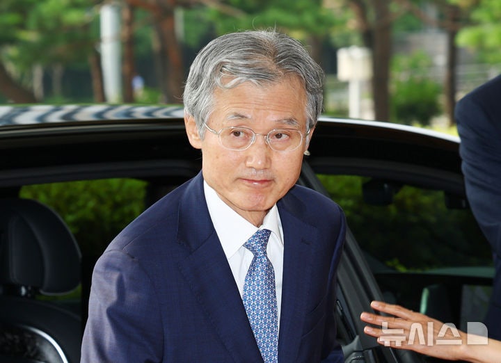 <b>조희대</b>, '靑패싱' <b>대법관</b> 서면 제청 논란 속 '묵묵부답' 출근