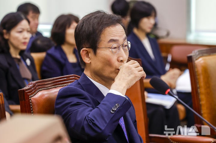 물 마시는 <b>김호철 감사원장</b>