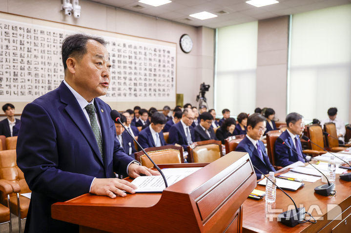 [서울=뉴시스] 정병혁 기자 = 손인혁 헌법재판소사무처장이 19일 서울 여의도 국회에서 열린 법제사법위원회 전체회의에서 업무보고를 하고 있다.2026.08.19.